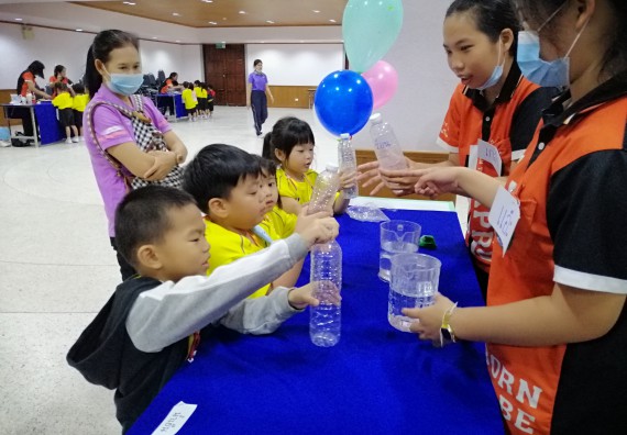 ภาพกิจกรรม คณะวิทยาศาสตร์และเทคโนโลยี จัดค่ายวิทยาศาสตร์โรงเรียนสาธิตฯ ระดับอนุบาล 1-2