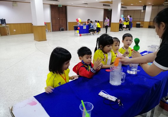 ภาพกิจกรรม คณะวิทยาศาสตร์และเทคโนโลยี จัดค่ายวิทยาศาสตร์โรงเรียนสาธิตฯ ระดับอนุบาล 1-2