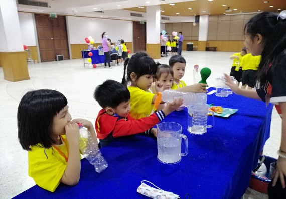 ภาพกิจกรรม คณะวิทยาศาสตร์และเทคโนโลยี จัดค่ายวิทยาศาสตร์โรงเรียนสาธิตฯ ระดับอนุบาล 1-2