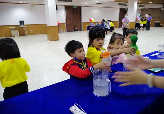ภาพกิจกรรม คณะวิทยาศาสตร์และเทคโนโลยี จัดค่ายวิทยาศาสตร์โรงเรียนสาธิตฯ ระดับอนุบาล 1-2