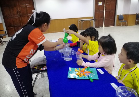ภาพกิจกรรม คณะวิทยาศาสตร์และเทคโนโลยี จัดค่ายวิทยาศาสตร์โรงเรียนสาธิตฯ ระดับอนุบาล 1-2