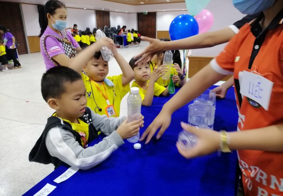 ภาพกิจกรรม คณะวิทยาศาสตร์และเทคโนโลยี จัดค่ายวิทยาศาสตร์โรงเรียนสาธิตฯ ระดับอนุบาล 1-2