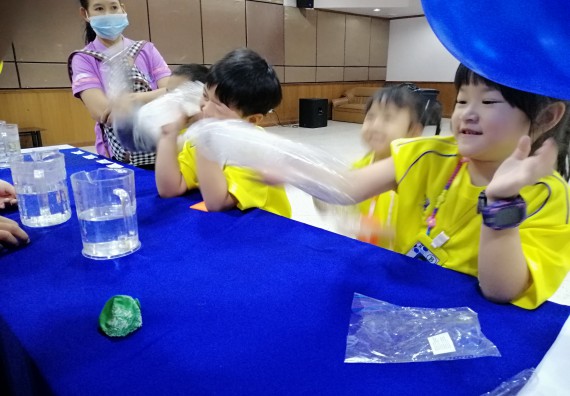 ภาพกิจกรรม คณะวิทยาศาสตร์และเทคโนโลยี จัดค่ายวิทยาศาสตร์โรงเรียนสาธิตฯ ระดับอนุบาล 1-2