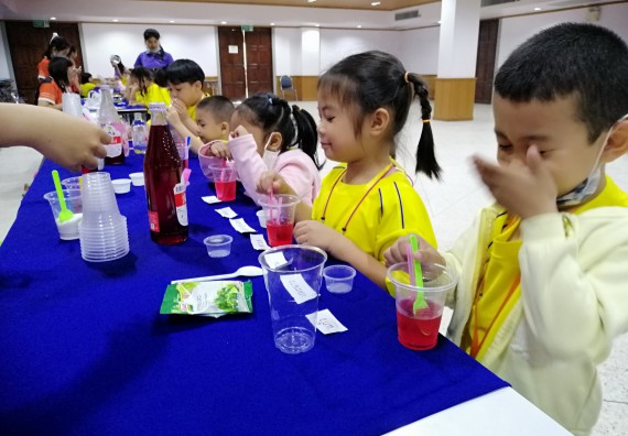ภาพกิจกรรม คณะวิทยาศาสตร์และเทคโนโลยี จัดค่ายวิทยาศาสตร์โรงเรียนสาธิตฯ ระดับอนุบาล 1-2