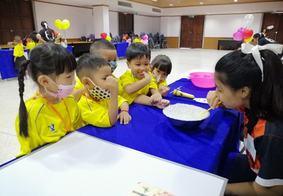 ภาพกิจกรรม คณะวิทยาศาสตร์และเทคโนโลยี จัดค่ายวิทยาศาสตร์โรงเรียนสาธิตฯ ระดับอนุบาล 1-2