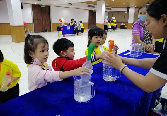 ภาพกิจกรรม คณะวิทยาศาสตร์และเทคโนโลยี จัดค่ายวิทยาศาสตร์โรงเรียนสาธิตฯ ระดับอนุบาล 1-2