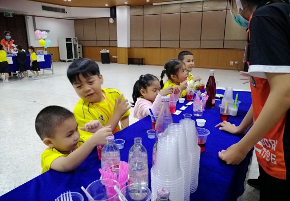 ภาพกิจกรรม คณะวิทยาศาสตร์และเทคโนโลยี จัดค่ายวิทยาศาสตร์โรงเรียนสาธิตฯ ระดับอนุบาล 1-2