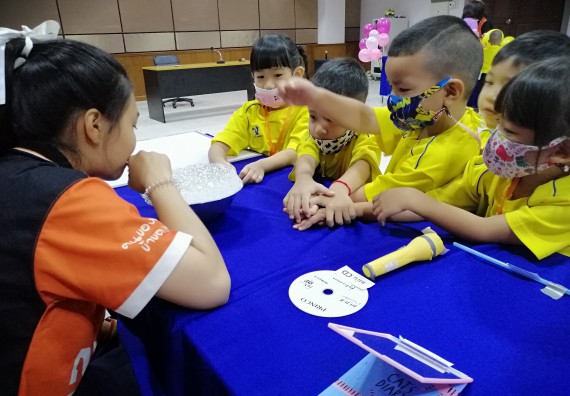 ภาพกิจกรรม คณะวิทยาศาสตร์และเทคโนโลยี จัดค่ายวิทยาศาสตร์โรงเรียนสาธิตฯ ระดับอนุบาล 1-2
