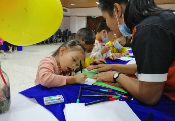 ภาพกิจกรรม คณะวิทยาศาสตร์และเทคโนโลยี จัดค่ายวิทยาศาสตร์โรงเรียนสาธิตฯ ระดับอนุบาล 1-2