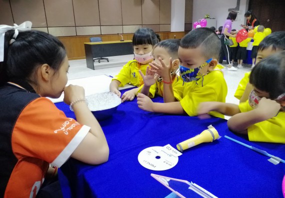 ภาพกิจกรรม คณะวิทยาศาสตร์และเทคโนโลยี จัดค่ายวิทยาศาสตร์โรงเรียนสาธิตฯ ระดับอนุบาล 1-2