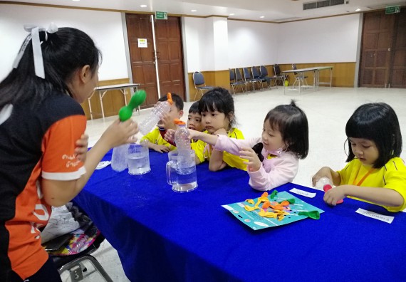 ภาพกิจกรรม คณะวิทยาศาสตร์และเทคโนโลยี จัดค่ายวิทยาศาสตร์โรงเรียนสาธิตฯ ระดับอนุบาล 1-2