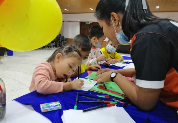 ภาพกิจกรรม คณะวิทยาศาสตร์และเทคโนโลยี จัดค่ายวิทยาศาสตร์โรงเรียนสาธิตฯ ระดับอนุบาล 1-2