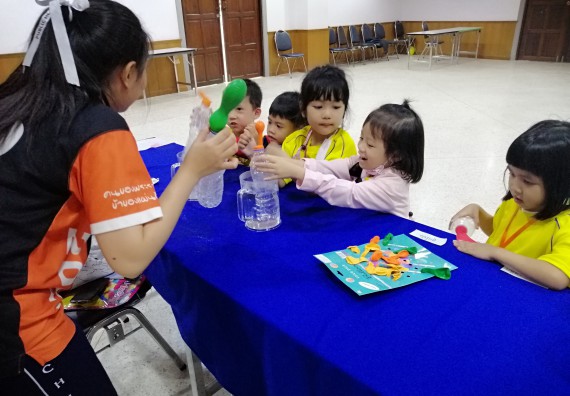 ภาพกิจกรรม คณะวิทยาศาสตร์และเทคโนโลยี จัดค่ายวิทยาศาสตร์โรงเรียนสาธิตฯ ระดับอนุบาล 1-2