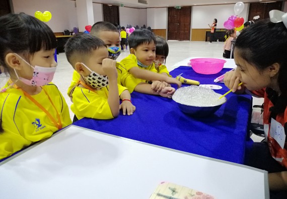 ภาพกิจกรรม คณะวิทยาศาสตร์และเทคโนโลยี จัดค่ายวิทยาศาสตร์โรงเรียนสาธิตฯ ระดับอนุบาล 1-2