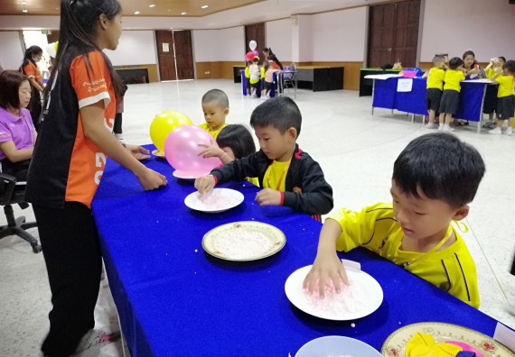 ภาพกิจกรรม คณะวิทยาศาสตร์และเทคโนโลยี จัดค่ายวิทยาศาสตร์โรงเรียนสาธิตฯ ระดับอนุบาล 1-2