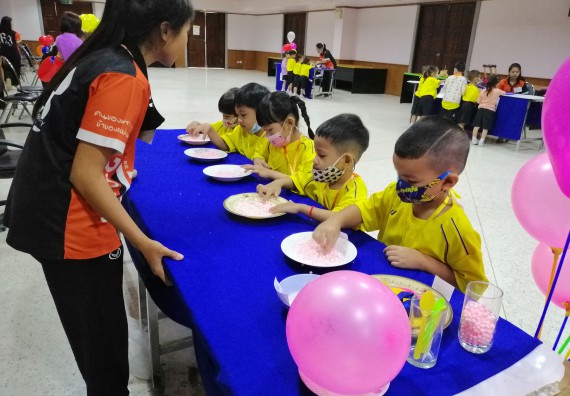 ภาพกิจกรรม คณะวิทยาศาสตร์และเทคโนโลยี จัดค่ายวิทยาศาสตร์โรงเรียนสาธิตฯ ระดับอนุบาล 1-2