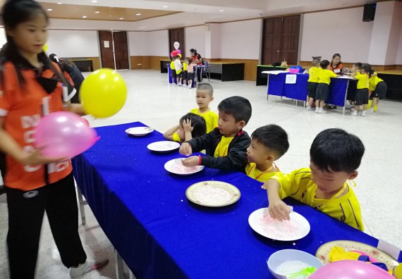 ภาพกิจกรรม คณะวิทยาศาสตร์และเทคโนโลยี จัดค่ายวิทยาศาสตร์โรงเรียนสาธิตฯ ระดับอนุบาล 1-2