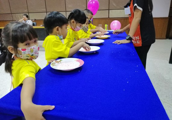 ภาพกิจกรรม คณะวิทยาศาสตร์และเทคโนโลยี จัดค่ายวิทยาศาสตร์โรงเรียนสาธิตฯ ระดับอนุบาล 1-2