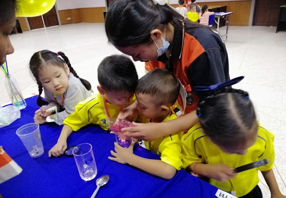 ภาพกิจกรรม คณะวิทยาศาสตร์และเทคโนโลยี จัดค่ายวิทยาศาสตร์โรงเรียนสาธิตฯ ระดับอนุบาล 1-2