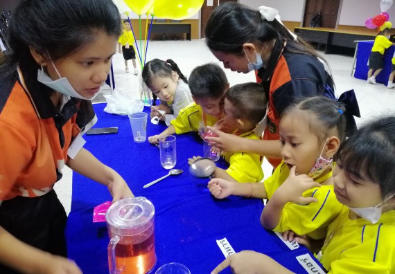 ภาพกิจกรรม คณะวิทยาศาสตร์และเทคโนโลยี จัดค่ายวิทยาศาสตร์โรงเรียนสาธิตฯ ระดับอนุบาล 1-2