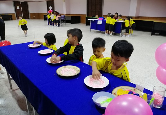 ภาพกิจกรรม คณะวิทยาศาสตร์และเทคโนโลยี จัดค่ายวิทยาศาสตร์โรงเรียนสาธิตฯ ระดับอนุบาล 1-2