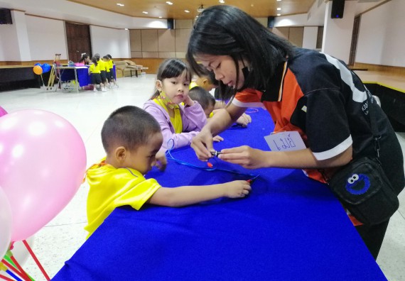 ภาพกิจกรรม คณะวิทยาศาสตร์และเทคโนโลยี จัดค่ายวิทยาศาสตร์โรงเรียนสาธิตฯ ระดับอนุบาล 1-2