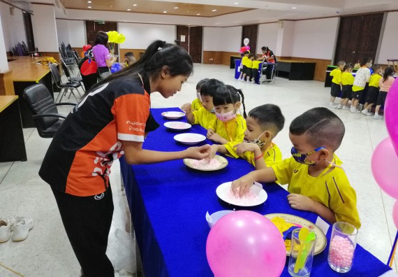ภาพกิจกรรม คณะวิทยาศาสตร์และเทคโนโลยี จัดค่ายวิทยาศาสตร์โรงเรียนสาธิตฯ ระดับอนุบาล 1-2