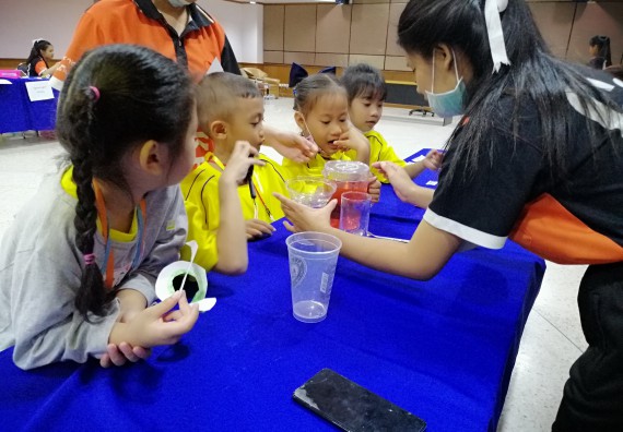 ภาพกิจกรรม คณะวิทยาศาสตร์และเทคโนโลยี จัดค่ายวิทยาศาสตร์โรงเรียนสาธิตฯ ระดับอนุบาล 1-2