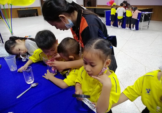 ภาพกิจกรรม คณะวิทยาศาสตร์และเทคโนโลยี จัดค่ายวิทยาศาสตร์โรงเรียนสาธิตฯ ระดับอนุบาล 1-2