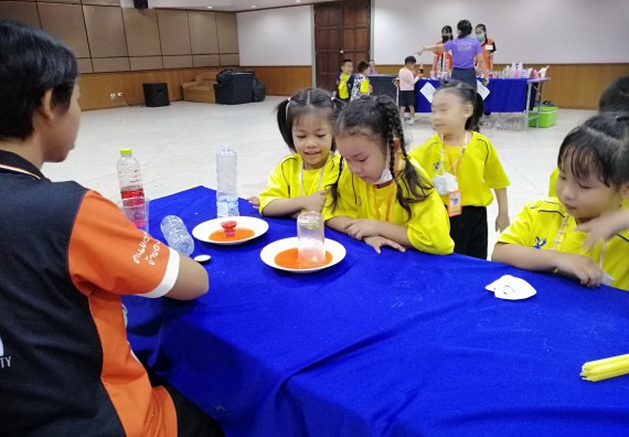 ภาพกิจกรรม คณะวิทยาศาสตร์และเทคโนโลยี จัดค่ายวิทยาศาสตร์โรงเรียนสาธิตฯ ระดับอนุบาล 1-2