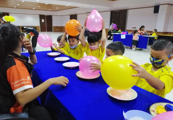 ภาพกิจกรรม คณะวิทยาศาสตร์และเทคโนโลยี จัดค่ายวิทยาศาสตร์โรงเรียนสาธิตฯ ระดับอนุบาล 1-2