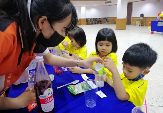 ภาพกิจกรรม คณะวิทยาศาสตร์และเทคโนโลยี จัดค่ายวิทยาศาสตร์โรงเรียนสาธิตฯ ระดับอนุบาล 1-2