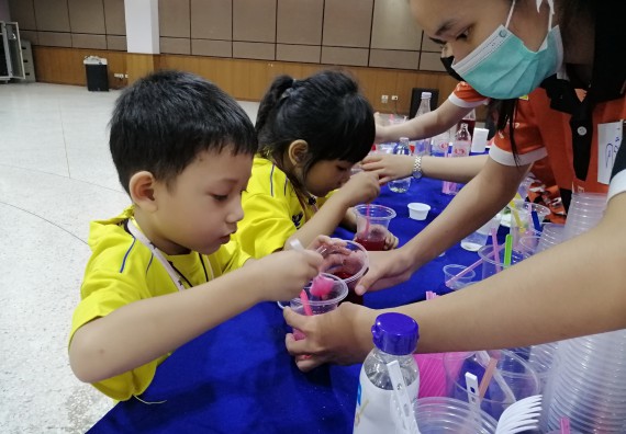 ภาพกิจกรรม คณะวิทยาศาสตร์และเทคโนโลยี จัดค่ายวิทยาศาสตร์โรงเรียนสาธิตฯ ระดับอนุบาล 1-2
