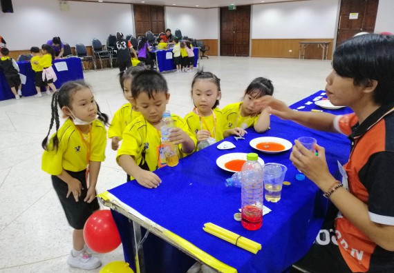 ภาพกิจกรรม คณะวิทยาศาสตร์และเทคโนโลยี จัดค่ายวิทยาศาสตร์โรงเรียนสาธิตฯ ระดับอนุบาล 1-2