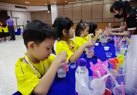 ภาพกิจกรรม คณะวิทยาศาสตร์และเทคโนโลยี จัดค่ายวิทยาศาสตร์โรงเรียนสาธิตฯ ระดับอนุบาล 1-2