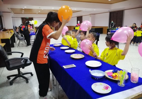 ภาพกิจกรรม คณะวิทยาศาสตร์และเทคโนโลยี จัดค่ายวิทยาศาสตร์โรงเรียนสาธิตฯ ระดับอนุบาล 1-2