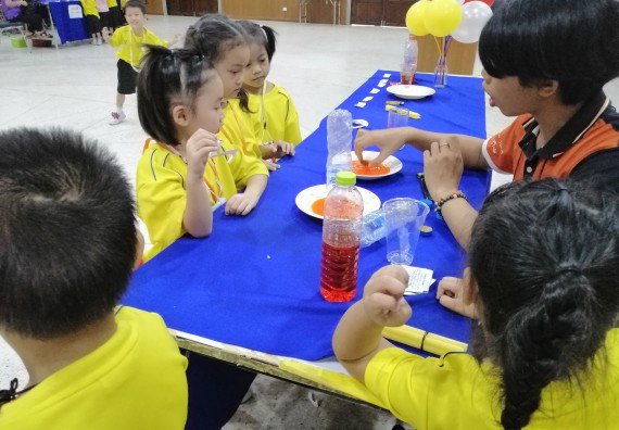 ภาพกิจกรรม คณะวิทยาศาสตร์และเทคโนโลยี จัดค่ายวิทยาศาสตร์โรงเรียนสาธิตฯ ระดับอนุบาล 1-2