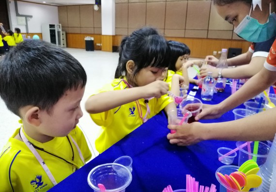ภาพกิจกรรม คณะวิทยาศาสตร์และเทคโนโลยี จัดค่ายวิทยาศาสตร์โรงเรียนสาธิตฯ ระดับอนุบาล 1-2