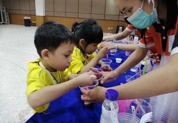 ภาพกิจกรรม คณะวิทยาศาสตร์และเทคโนโลยี จัดค่ายวิทยาศาสตร์โรงเรียนสาธิตฯ ระดับอนุบาล 1-2