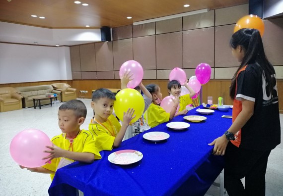 ภาพกิจกรรม คณะวิทยาศาสตร์และเทคโนโลยี จัดค่ายวิทยาศาสตร์โรงเรียนสาธิตฯ ระดับอนุบาล 1-2