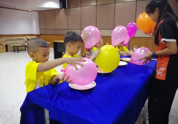 ภาพกิจกรรม คณะวิทยาศาสตร์และเทคโนโลยี จัดค่ายวิทยาศาสตร์โรงเรียนสาธิตฯ ระดับอนุบาล 1-2