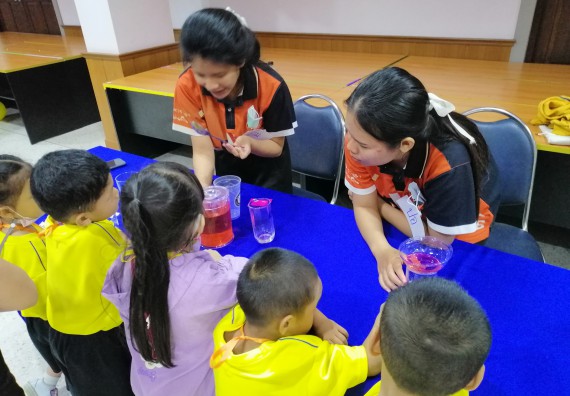 ภาพกิจกรรม คณะวิทยาศาสตร์และเทคโนโลยี จัดค่ายวิทยาศาสตร์โรงเรียนสาธิตฯ ระดับอนุบาล 1-2