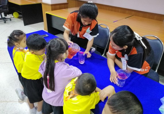 ภาพกิจกรรม คณะวิทยาศาสตร์และเทคโนโลยี จัดค่ายวิทยาศาสตร์โรงเรียนสาธิตฯ ระดับอนุบาล 1-2