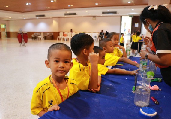 ภาพกิจกรรม คณะวิทยาศาสตร์และเทคโนโลยี จัดค่ายวิทยาศาสตร์โรงเรียนสาธิตฯ ระดับอนุบาล 1-2