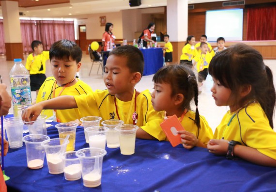 ภาพกิจกรรม คณะวิทยาศาสตร์และเทคโนโลยี จัดค่ายวิทยาศาสตร์โรงเรียนสาธิตฯ ระดับอนุบาล 1-2