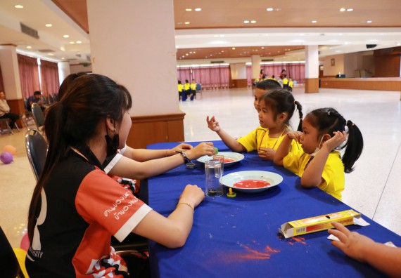 ภาพกิจกรรม คณะวิทยาศาสตร์และเทคโนโลยี จัดค่ายวิทยาศาสตร์โรงเรียนสาธิตฯ ระดับอนุบาล 1-2