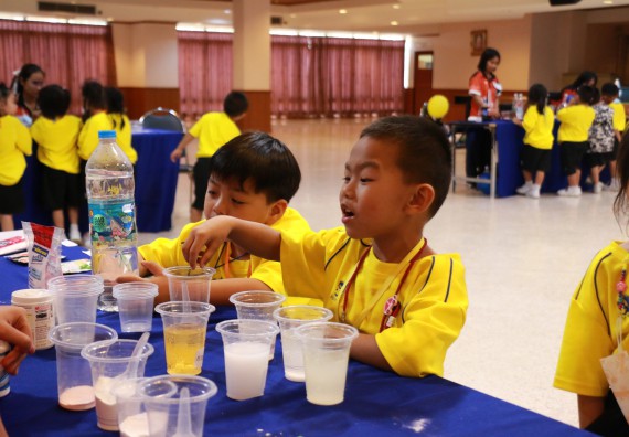 ภาพกิจกรรม คณะวิทยาศาสตร์และเทคโนโลยี จัดค่ายวิทยาศาสตร์โรงเรียนสาธิตฯ ระดับอนุบาล 1-2