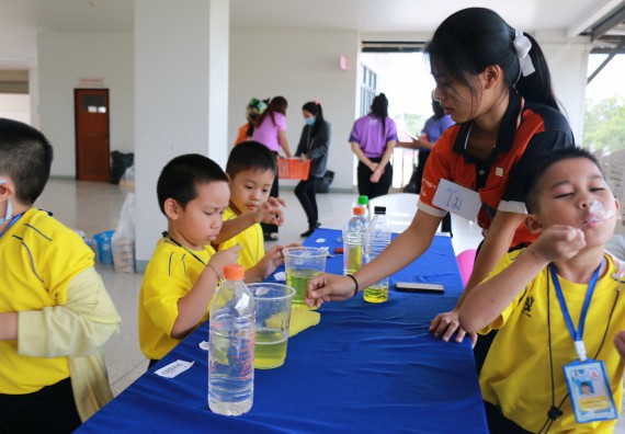 ภาพกิจกรรม คณะวิทยาศาสตร์และเทคโนโลยี จัดค่ายวิทยาศาสตร์โรงเรียนสาธิตฯ ระดับอนุบาล 1-2