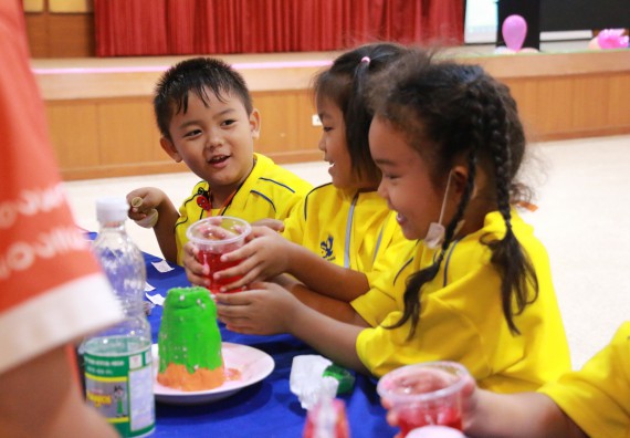 ภาพกิจกรรม คณะวิทยาศาสตร์และเทคโนโลยี จัดค่ายวิทยาศาสตร์โรงเรียนสาธิตฯ ระดับอนุบาล 1-2
