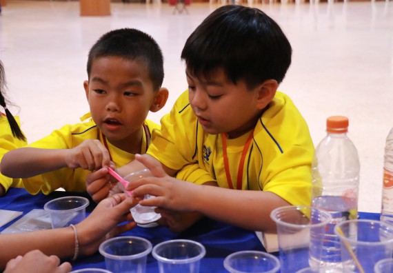 ภาพกิจกรรม คณะวิทยาศาสตร์และเทคโนโลยี จัดค่ายวิทยาศาสตร์โรงเรียนสาธิตฯ ระดับอนุบาล 1-2